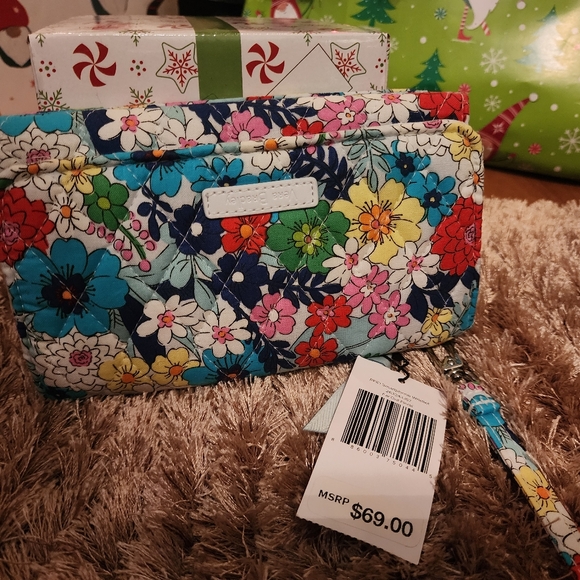 NWT VERA BRADLEY RFID WRISTLET IN FAR OUT FLORAL - Picture 3 of 6